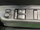 運転席側にはリモコンドアミラースイッチ。前席にはパワーウィンドー装備。運転席は挟み込み防止機能付き。