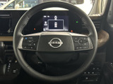 手元には複数のスイッチがまとまり、運転姿勢を保ったまま各種機能へアクセスしやすい配置です。メーターとの位置関係も自然で、日常の運転を支える扱いやすさが魅力です。