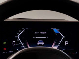 【メーターパネル】最も重要なスピード・メーターとタコ・メーターとを共に同じ位置に最大限の大きさで配置。ドライビング中のドライバーの視線を可能な限り逸らす事無く安心安全なドライビングをしてもらう拘りです