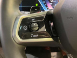 【アクティブクルーズコントロール】一定速度での巡航はもちろん、前方の車両との距離を一定に保ちながら自動で加減速を行います。BMWは車両停止までの制御が可能となりますので、渋滞時には大変嬉しい機能です。