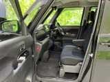前席は座面と背もたれがゆったりと配置され、足元にも余裕を感じます。運転席まで見渡しやすい室内で、乗り降りしやすく日々の移動にも使いやすい空間です。