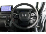 運転中もハンドルでの操作が可能です。特に高速道路等の目が離せない運転時には、便利さだけでなく、安全性も兼ね備えております。