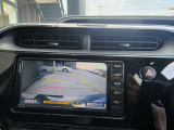 バックカメラの映像です。画面にガイド線が出るので、車庫入れの目安になりますね。