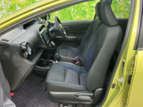 助手席から運転席まで見通しやすい室内で、前席は身体を預けやすい形状です。足元も確認しやすく、落ち着いた色調が毎日の乗り降りに馴染みます。