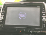 中央の画面と周囲のボタン、ダイヤルで各種メニューにアクセスできます。画面を見ながら目的の項目を選びやすく、ナビやオーディオなどを使う際も操作の流れを把握しやすい配置です。