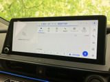横長の画面に検索やナビ、電話、音楽などのメニューが並び、目的の項目を確認しやすい構成です。ホーム登録にも対応した表示で、日々の移動や車内での利用に便利です。