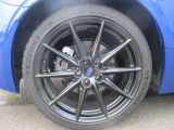 タイヤサイズは、215/40R18です。(右後ろ)