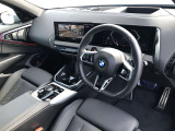 BMW 伝統のコックピットはドライバー志向で設計され、人間工学を駆使し、細部に到るまで設計されたコックピットを実現しました。