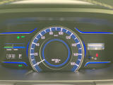 速度や燃料残量などの情報が運転席前にまとまり、必要な表示を確認しやすいメーターまわりです。表示が見やすく整理されており、運転中の情報確認をサポートします。