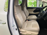明るい色調のシートが並び、運転席と助手席の空間に落ち着きを感じます。座面や背もたれにはゆとりがあり、乗り込む際も姿勢を整えやすい室内です。