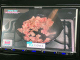 テレビ番組を楽しめる画面を備えており、停車中の待ち時間も映像を見ながら過ごせます。画面表示で番組の内容を確認でき、車内での休憩時間に便利な装備です。