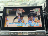 大きく見やすい画面で映像を楽しめ、移動中の同乗者にも便利な装備です。画面下には再生や音量などのボタンが並び、必要な操作を見つけやすいレイアウトです。