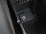 ◆アクセサリーソケット◆ドラレコの電源やスマートフォンの充電等に使用できる便利な電源ソケット!使いやすい場所に装備されています。