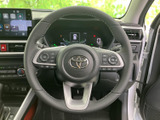 手元で扱いやすい位置に各種スイッチがまとまり、運転中も視線移動を抑えて操作できます。メーターを確認しながら必要な機能へアクセスしやすく、日常使いに便利な装備です。