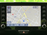 地図上に現在地や周辺道路が表示され、画面下には目的地設定などの項目を配置。ルート確認や行き先の設定を、画面を見ながら行いやすい構成です。