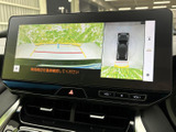 後方の映像に加えて車両周辺の表示も確認でき、駐車時の位置合わせをサポートします。画面上のガイドを目安にしながら周囲を確認できるため、狭い場所での駐車にも役立ちます。