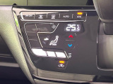 【オートエアコン】一度お好みの温度に設定すれば、車内の温度を検知し風量や温度を自動で調整。暑い&hellip;寒い&hellip;と何度もスイッチ操作をする必要はありません。快適な車内空間には必須の機能ですね♪