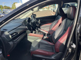 前席は身体を支える形状で、運転席から前方を見渡しやすいレイアウトです。黒を基調に赤のアクセントを配した室内は、乗り込むたびに落ち着いて過ごせる雰囲気があります。
