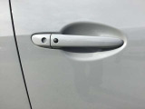 キーをポケットに入れたままでもドアのロック&アンロックができ、雨の日や、荷物の多い日に大活躍!
