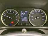 速度やエンジン回転数などの情報が左右のメーターと中央表示に整理され、運転に必要な情報を確認しやすい構成です。文字や目盛りも見やすく、日々の運転を支えます。