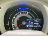 速度や燃料、走行に関する情報が見やすく表示され、運転中も必要な情報を確認しやすい配置です。表示がまとまっているため、視線を大きく動かさず把握できます。