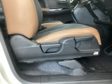 【前席】運転席にはシート高を調整できるハイトアジャスターが装備され、幅広いシートポジションの設定が可能になっております♪