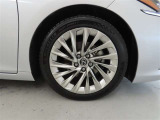 装着タイヤサイズは、235/45R18です。純正アルミホイールを装着しております。