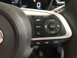 ステアリングスイッチ付き。前方から目を離すことなく操作することが可能です。