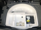 もしパンクをしてしまったら、この溶剤をエア注入口より入れて応急処置をしてください。重たいスペアタイヤを積んで走るより燃費の向上になるので、パンク修理キット搭載の車が増えているんです。