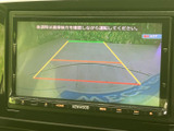 後方の様子に加えて、画面上に目安となるガイドラインが表示されます。駐車時に周囲との距離感をつかみやすく、後退時の確認をサポートしてくれる便利な装備です。