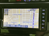 現在地周辺の道路や地名が画面に表示され、目的地までのルート確認に活用できます。地図を見ながら行き先を把握しやすく、初めて訪れる場所へのお出かけでも心強い装備です。