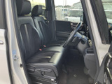 前席はゆったりとした座面とヘッドレストを備え、運転席・助手席ともに落ち着いて過ごせる空間です。運転席からの視界も広く、日々の移動を快適に支えます。