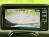 後方の様子を画面で確認でき、ガイド線も表示されるため、駐車時の位置合わせをサポートします。周囲の状況を直接確かめながら、落ち着いて操作できる装備です。