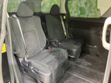 左右に独立したシートが並び、乗員それぞれが落ち着いて過ごせる空間です。窓から外の様子を見渡せるほか、足元にもゆとりがあり、長めの移動でも快適に過ごせます。