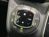 【オートエアコン】一度お好みの温度に設定すれば、車内の温度を検知し風量や温度を自動で調整。暑い&hellip;寒い&hellip;と何度もスイッチ操作をする必要はありません。快適な車内空間には必須の機能ですね♪