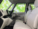 前席は明るい色のシートで統一され、運転席から助手席まで見通しのよい空間です。前方や側方を確認しやすく、乗る方それぞれが落ち着いて過ごせます。