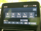 目的地や履歴などの項目が画面上に並び、行き先の設定を進めやすい構成です。自宅登録や特別メモリも備わり、日常のお出かけ先を選ぶ際にも便利にお使いいただけます。