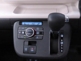 運転のしやすいインパネシフトです。運転席の足元も広くとても快適ですよ。