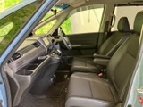 前席まわりは視界を遮りにくいすっきりした配置で、運転席から周囲を確認しやすい印象。落ち着いた色調のシートと、足元の広さも魅力のひとつです。