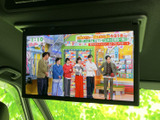天井に備わるモニターは、後席からも画面を楽しみやすい位置に設置されています。停車中に映像を視聴する際にも便利で、同乗者とのお出かけ時間をより快適に過ごせる装備です。