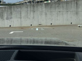 HUD: ヘッドアップディスプレイはドライバーが前方に集中できるよう、ナビや車速情報をフロントガラスに投影するシステムです。