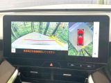 【パノラミックビューモニター】専用のカメラにより、上から見下ろしたような視点で360度クルマの周囲を確認することができます☆死角部分も確認しやすく、狭い場所での切り返しや駐車もスムーズに行えます。