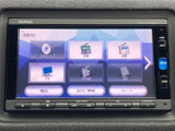DVDやラジオ、テレビ、iPodなど複数の音源を選べるオーディオ画面。電話や設定、ルートの項目も並び、日常の移動に合わせて使い分けしやすい構成です。
