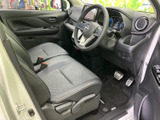 運転席から前方を見渡しやすい視界が広がり、ゆったりとしたシートが身体を受け止めます。落ち着いた色合いの室内で、運転席と助手席それぞれにくつろいでお過ごしいただけます。
