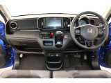 操作性に優れた運転席となります!小物入れや各ボタンの配置にこだわり、使いやすいです!座り心地もよく視認性も良好なのでロングドライブもお任せ下さい!