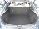 【トランク】ラゲッジ容量も大きく確保されております。広いトランクでお荷物もいっぱい積んで、お出かけしましょう!きっと趣味やレジャーで活躍しますよ♪