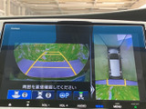 後方の映像に加えて車両周囲の表示も確認でき、駐車時の目視確認をサポートします。画面にガイド線が表示されるため、後退時の位置関係を把握しやすく便利です。
