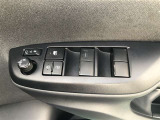 電動格納式ドアミラー付き。 狭い駐車場へ停めた時に、ボタン1つで左右のミラーをたたむ事ができます。