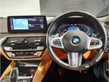BMWのステアリングはドライバーと車体が一体感に感じれるような操作性を実現しております。また、握りやすさや操作性を向上するためにスイッチ類も配置されております。