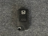 【スマートキー】持っているだけでエンジン始動や、ドアロックの開閉まで可能な便利なスマートキーを装備しています。イモビライザーでセキュリティー対策もOKです!